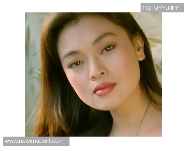 维尼修斯甜蜜晒合照与女友亲密互动幸福笑容尽显爱情甜蜜瞬间